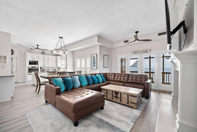 Jaw-dropping bayfront home with panoramic water views, boat slip, and cowboy pool - Bed and Breakfast Galveston