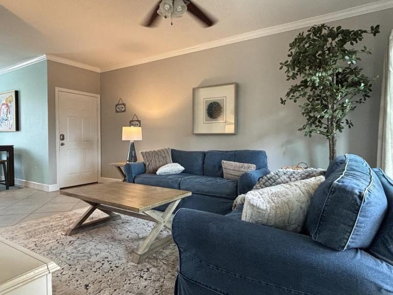 Modern condo right across from beach and pool - Bed and Breakfast Galveston