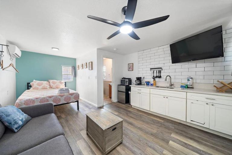 Studio condo near downtown and cruise terminal, across from the Seawall - B&B Galveston