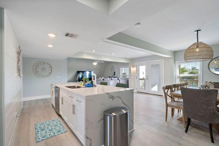 A-Frame beach house with private pool and minutes from the beach - B&B Galveston