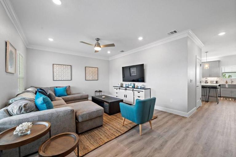 Modern Beach House with Fire Pit and Swimming Pool - B&B Galveston