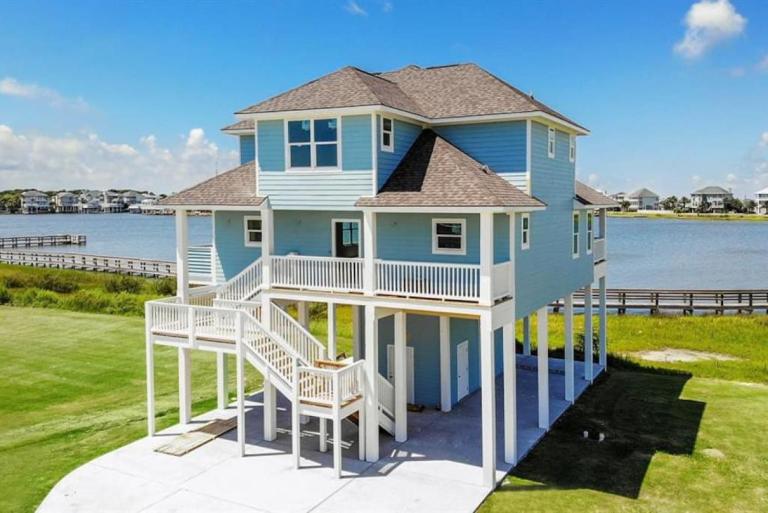 Bayfront Retreat w/ Private Boardwalk, Hot Tub, Fishing, & Sunset Views - B&B Galveston