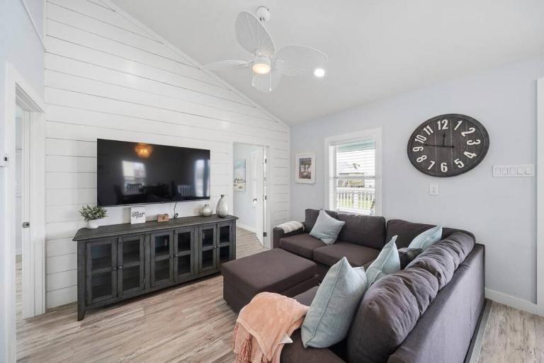 Beach bungalow with large, wrap-around deck, close to beach - Ferienwohnung Galveston