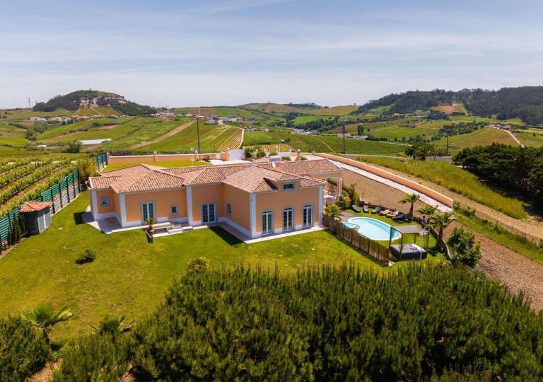 VILLA ALTUS near Ericeira with swimming pool, jacuzzi and 2 games room - B&B Cambaia