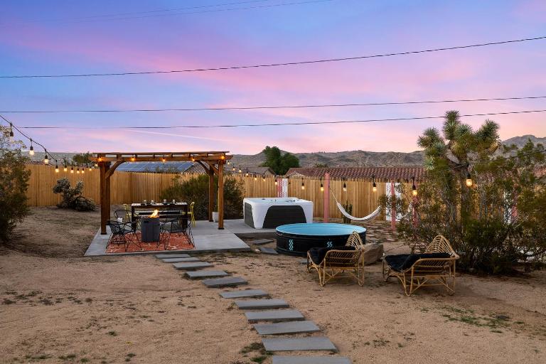 3Br 2Bth, 10 min to JTNP, ZENGrdn, Hot Tub, EV Chr - Ferienwohnung Joshua Tree