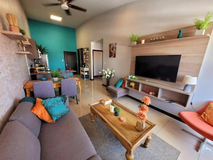 Near Airport - Lush Gardens, Pool, King Bed, Security - Bed and Breakfast Santa Ana