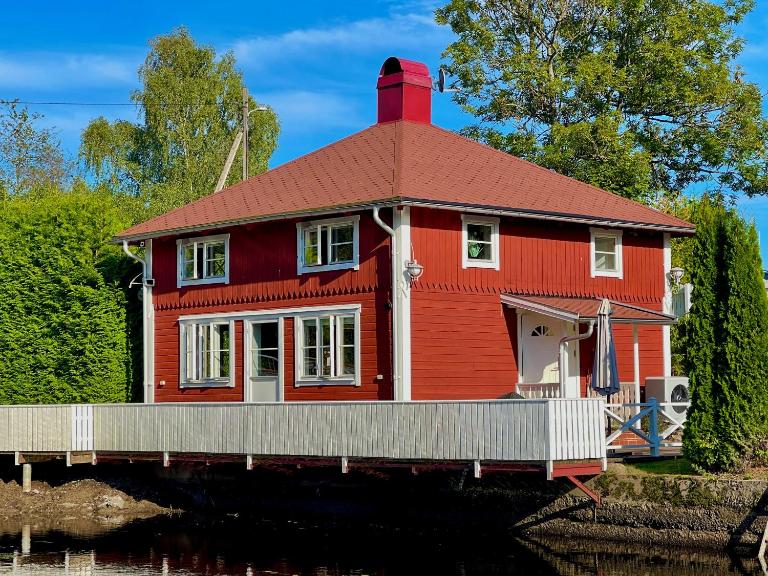 Lovely Waterfront Cottage near Karlshamn - Chambres d'hôtes Asarum