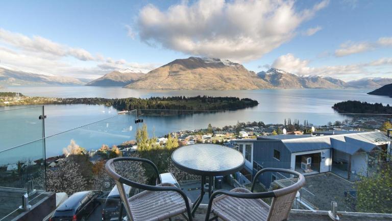 Outlook Oasis Uninterrupted Lake Views - Chambres d'hôtes Queenstown