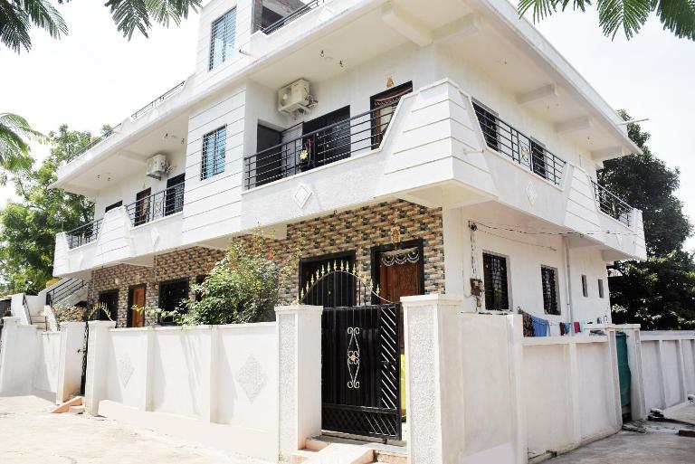 Daneshwari Bhakt Niwas - Bed and Breakfast Akalkot