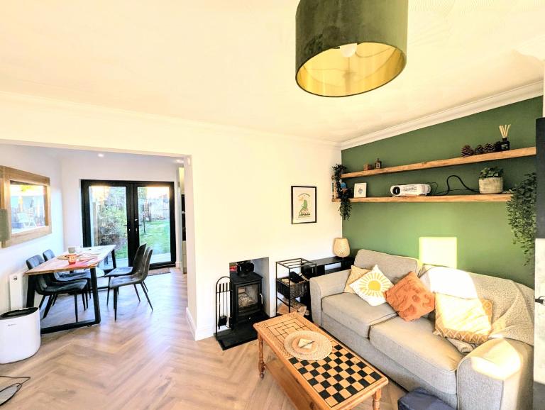 Newly Refurbished 3 Bed House with 2-Sided Wood Burner and Garden in Edinburgh - B&B Edinburgh