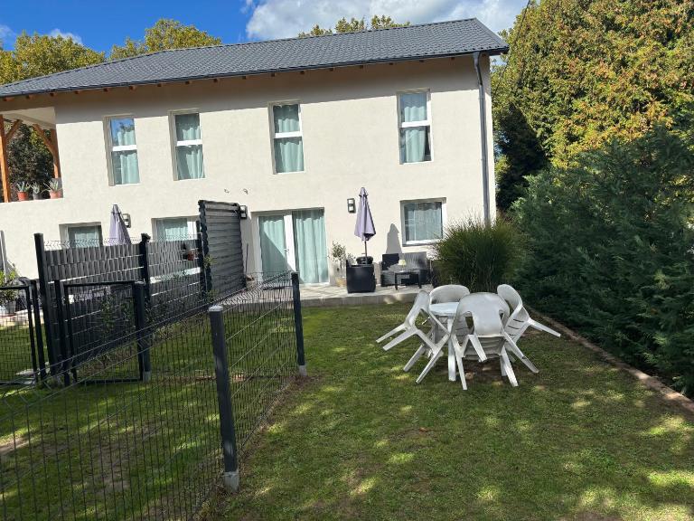 B2 Apartman - Bed and Breakfast Balatonszemes