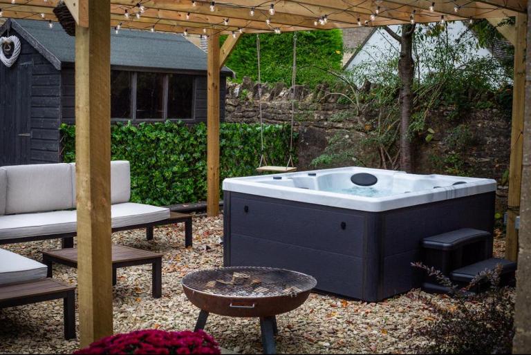 Cotswolds Cottage with Hot tub - Bed and Breakfast Leafield