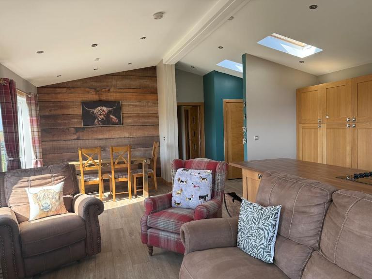 Drovers Lodge, farm retreat in rural Lanarkshire, family and pet friendly, onsite craft distillery, perfect location for exploring central Scotland - Ferienwohnung Forth