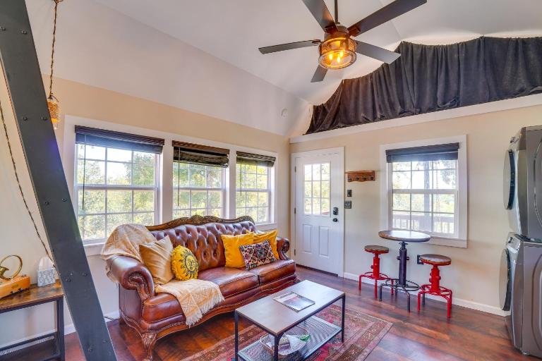 Whimsical Cabin w/ Grill < 4 Mi to Lake Brownwood! - B&B Lake Brownwood