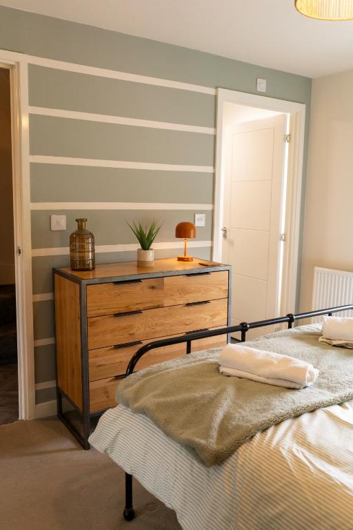 4 Bedroom Retreat - Sleeps 7 - Parking - Country Park location - B&B Nottingham