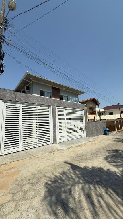 2º andar de casa na Armação da Piedade, 50 metros da praia - B&B Governador Celso Ramos