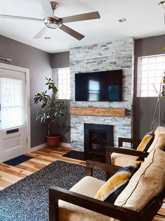 Blue Ox Charming 2 Bedroom Triplex - S Broadway - Bed and Breakfast Denver