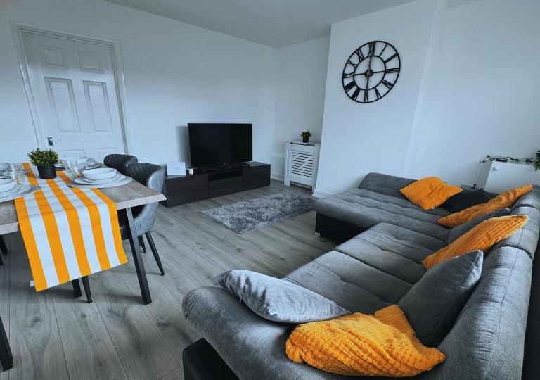 Spacious 3 Bed House in Northampton - Sleeps 6 - Driveway Parking - Fast WiFi - Chambres d'hôtes Kingsthorpe