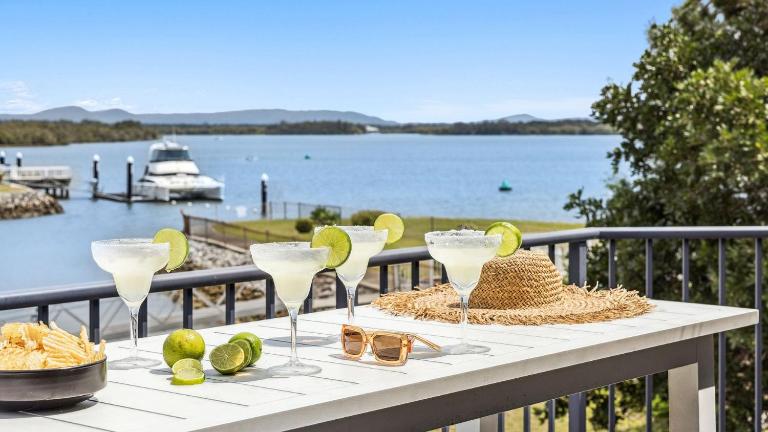 Pandanus - Spacious Waterfront Escape with Private Pontoon & Pool - Holiday Yamba - Ferienwohnung Yamba