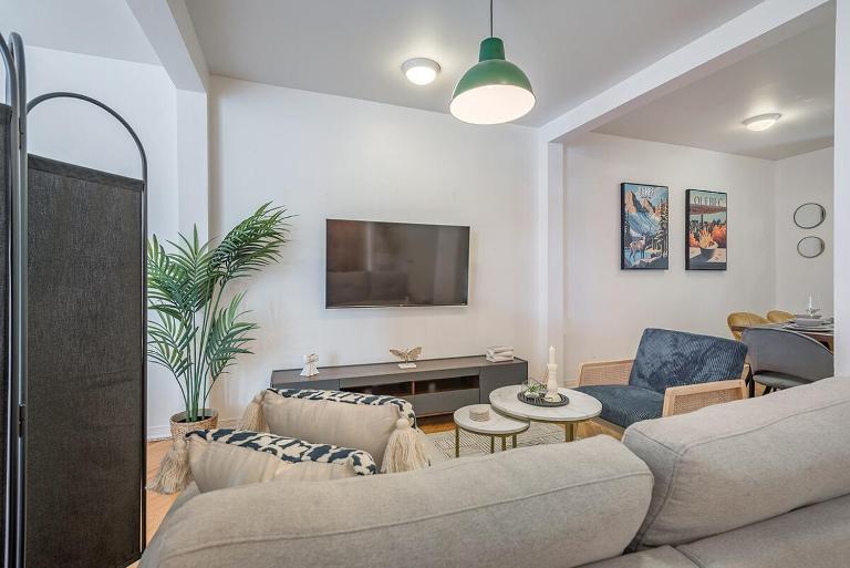 Stylish Loft Retreat - Prime Location - Sleeps 8 - B&B Montreal