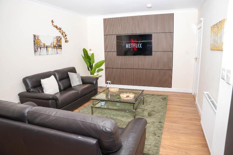 4 Bed Contractor House Free Parking Heathrow - B&B Heston