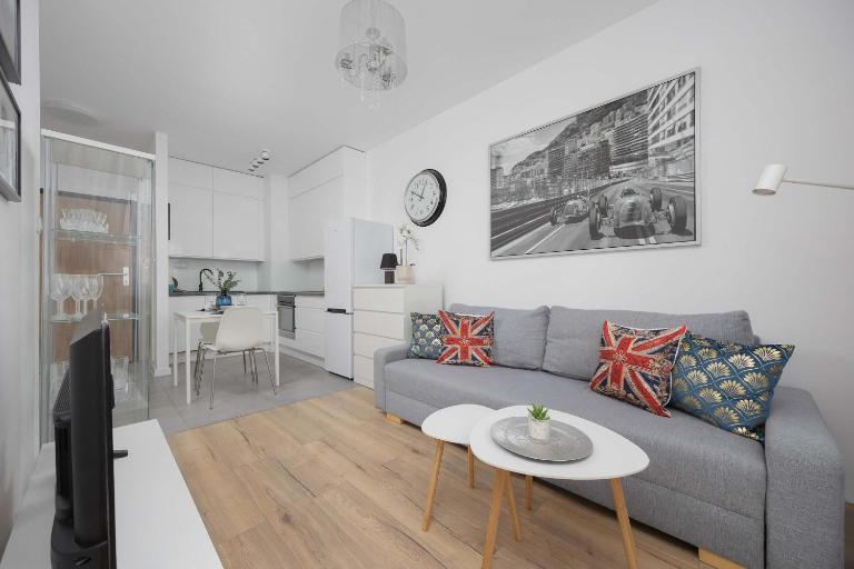 Bright Grey Apartment in Warsaw with Balcony by Noclegi Renters - B&B Warsaw
