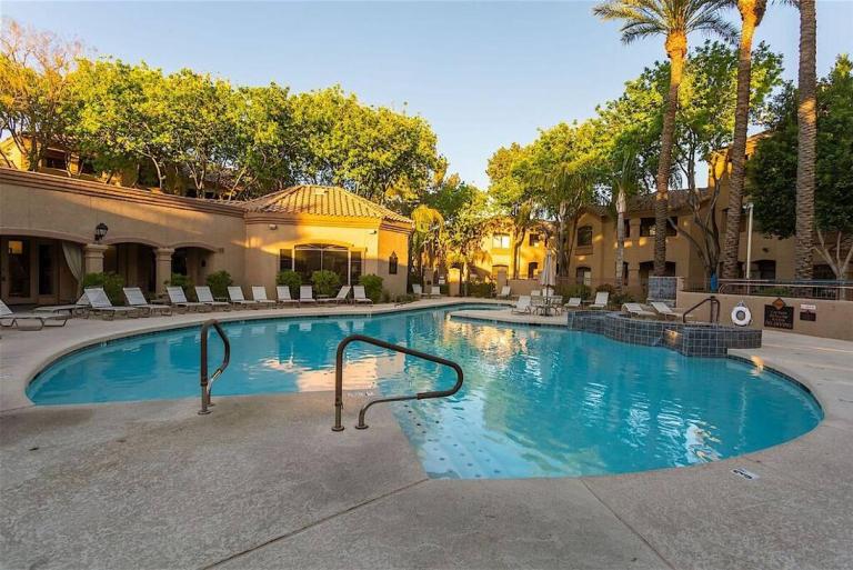 Resort-style 1BR - Walkable - Putting Green - Pool - B&B Scottsdale