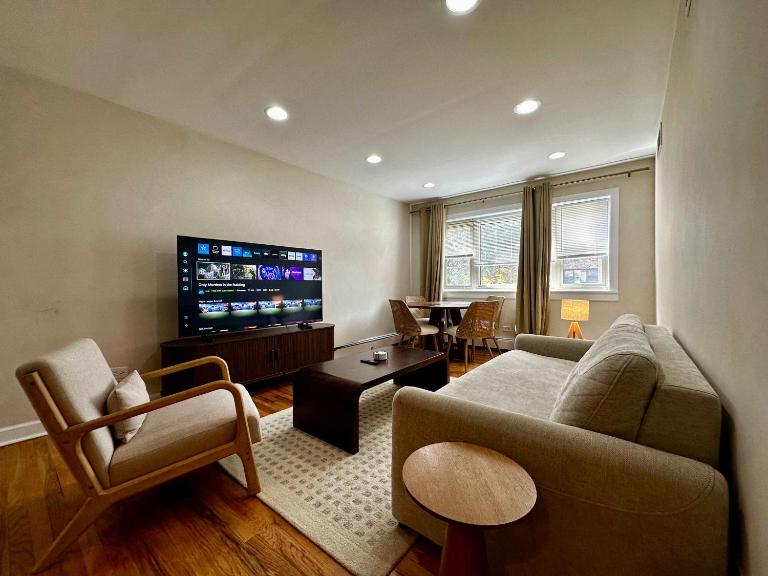 1 GB Wi-Fi 1 Reserved Parking Space Sleeps 4 - B&B Chicago