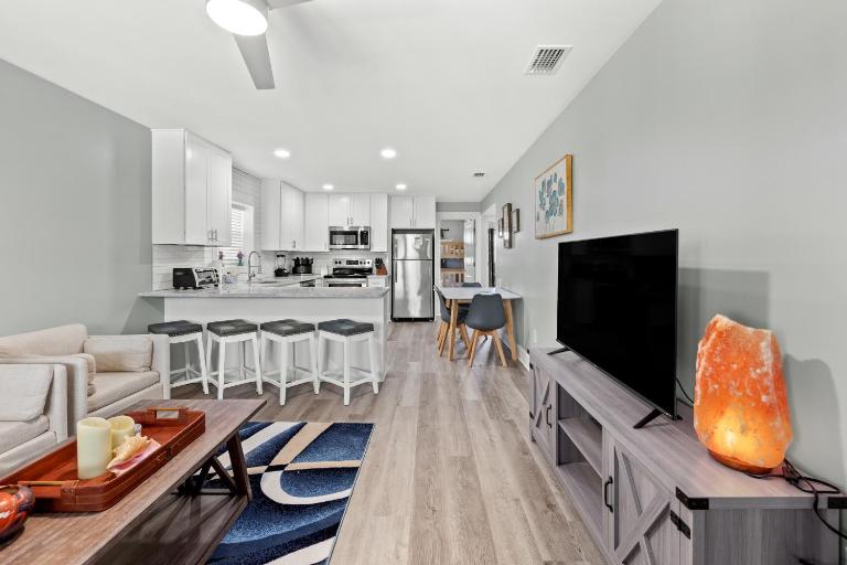 Welcome to Dolphin Fun A! BRAND NEW Duplex! Walk to the Beach! - Bed and Breakfast Panama City Beach