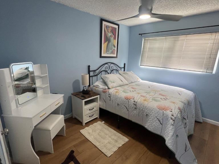9621 San Juan - South Gate CA - Quick Drive to Hollywood & Beaches - B&B South Gate