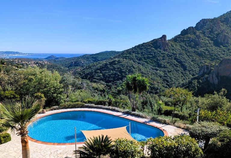 VILLA L'ESTEREL AVEC PISCINE VUE MER -MANDELIEU 06210- 6 Pers - B&B Fréjus