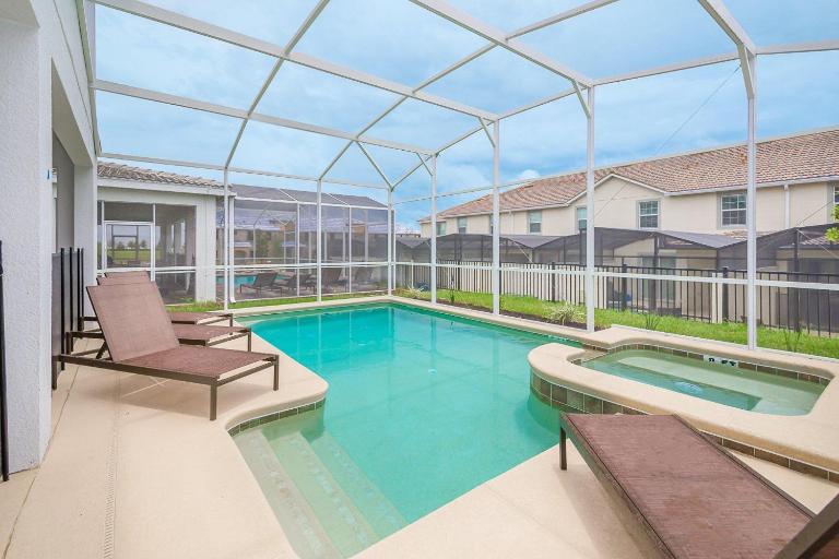 1543JH Villa 6 Beds & 5 Baths with Private Pool-Spa - Chambres d'hôtes Davenport