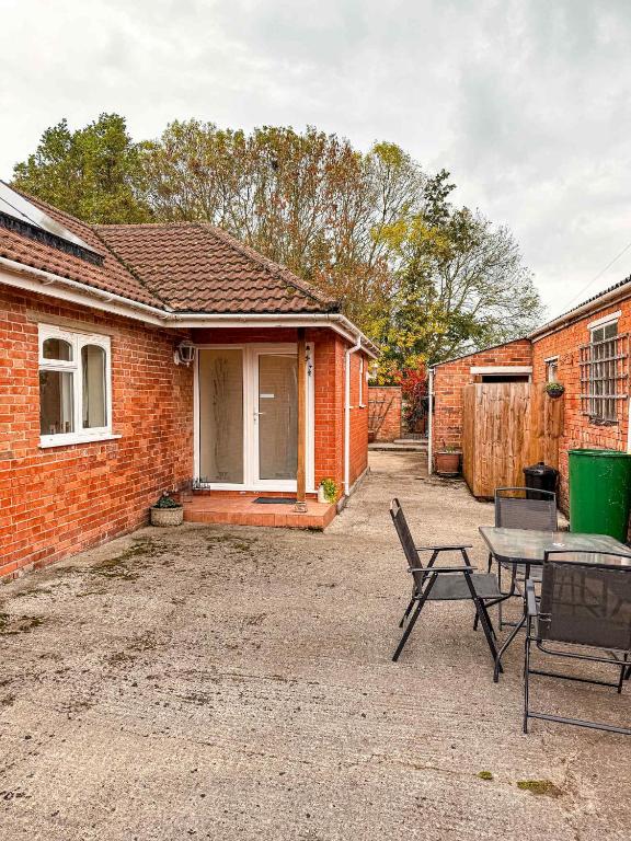Three Bedroom Bungalow ideal for families or contractors Highbridge - Chambres d'hôtes Highbridge