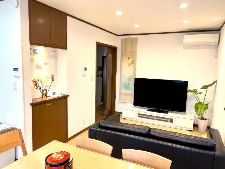TSURUNOYA Entire Machiya House Zen Garden Traditional Townhouse Katsushika Tokyo A machiya style townhouse with a private Zen garden guests enjoy authentic tatami rooms and a fully private stay for up to 12 guests - B&B Tokyo