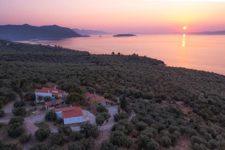 SIX INDEPENDENT HOUSES BY THE sea - B&B Glyfa