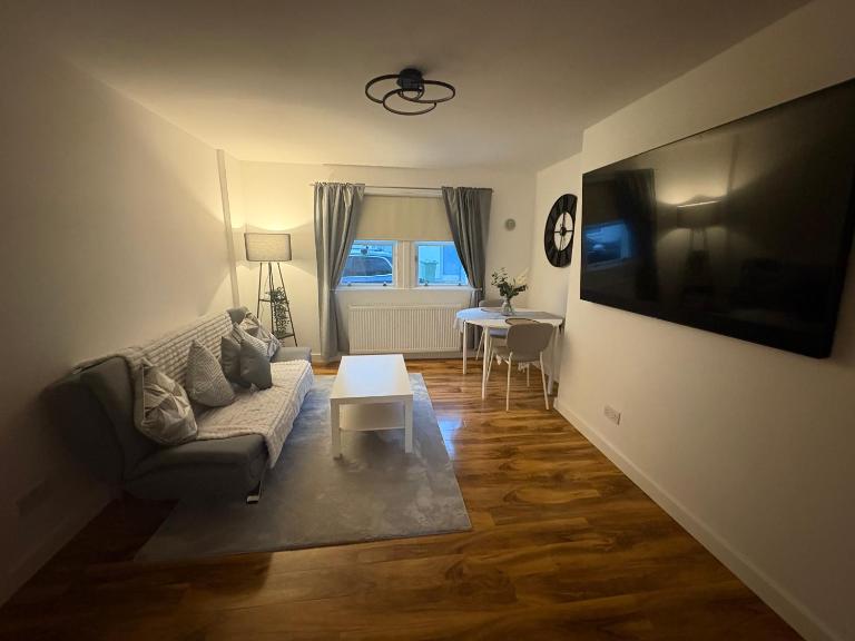 Premium Village Stay near Train & Loch - B&B Lochwinnoch