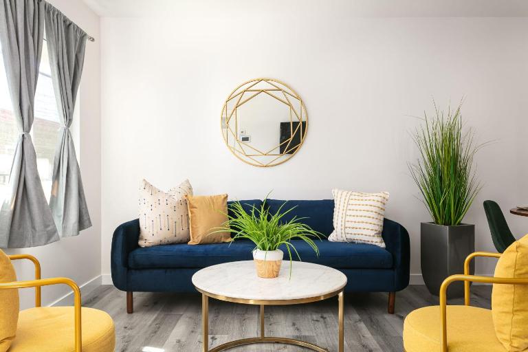 Luxury 2BR Apartment Great Area with Parking - B&B Glendale