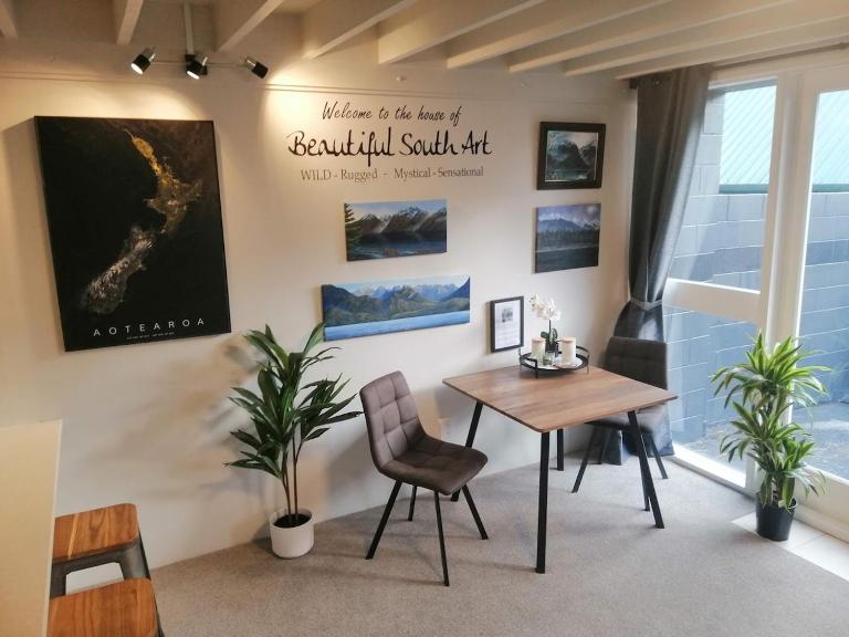 Kiwiana Art apartment , near city and Queens Park - B&B Invercargill