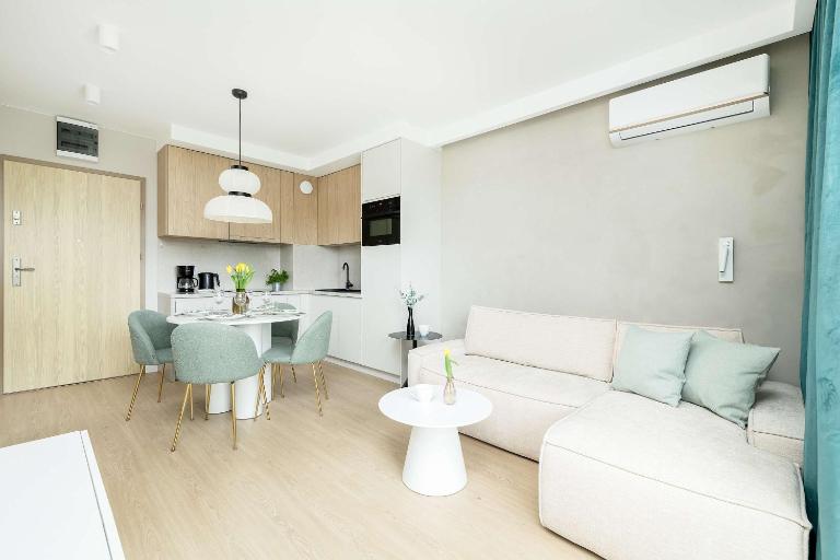 Stylish Apartment in Kołobrzeg with Air Conditioning and Parking by Noclegi Renters - B&B Kołobrzeg