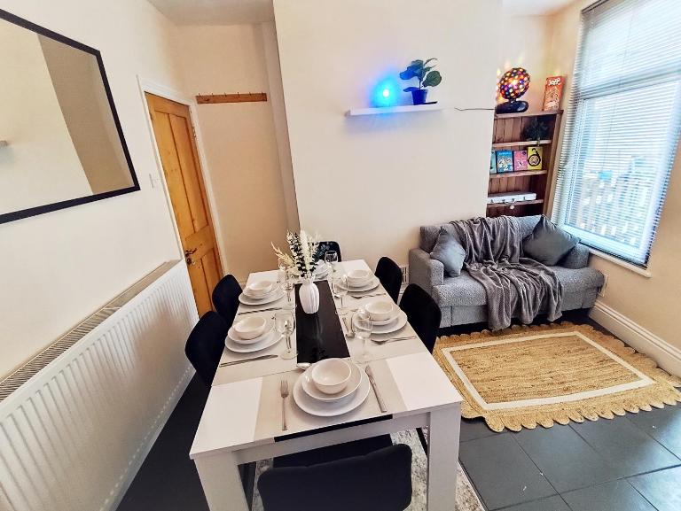 Peak District Cottage Sleeps 6, Parking and Projectors in all the Rooms - B&B Buxton