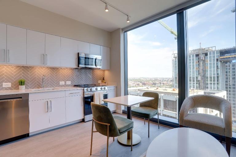 Sojourn Rosslyn Gym Pool Rooftop & Free Parking - B&B Arlington