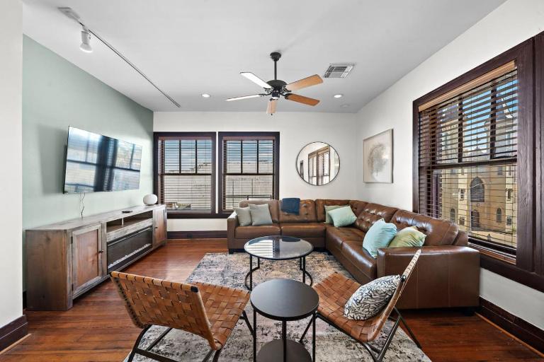 Modern apartment in historic downtown Galveston close to the Strand - B&B Galveston