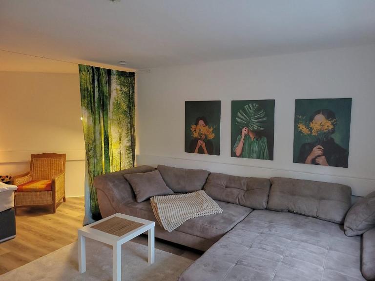 Stilvolles Studio mit Terrasse und Stellplatz - Chambres d'hôtes Tiefenbronn