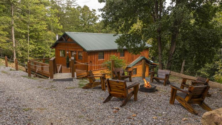 Mountain Bliss with Hot Tub and Billiards with Outdoor Bar Grill - Chambres d'hôtes Sevierville