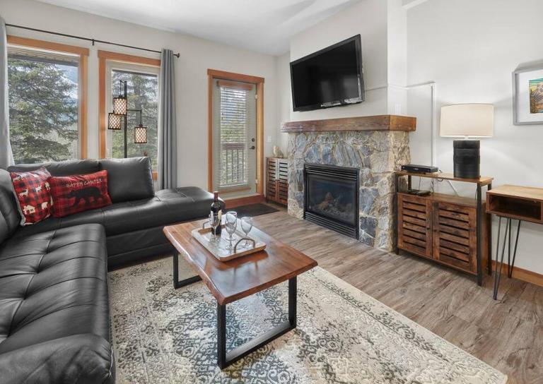 Newly Renovated Grizzly Lodge, Spacious 3BR 2BA with open pool, hot tub - B&B Canmore