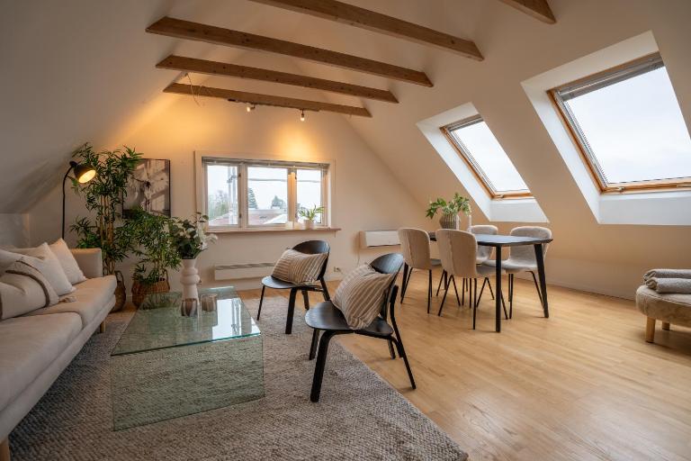 Penthouse med skråtak og utsikt - Sentralt - B&B Haugesund