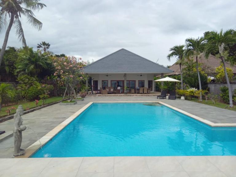 Beachfront Private VILLA & POOL - B&B Banjar