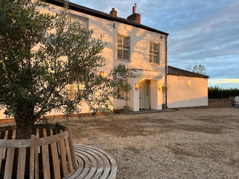 Gilbertson House-York-luxury-sleeps 7 with hot tub - B&B York