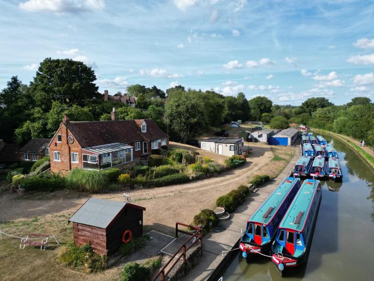 Waterside Cottage - Sleeps 11 on Grand Union Canal - B&B Linslade