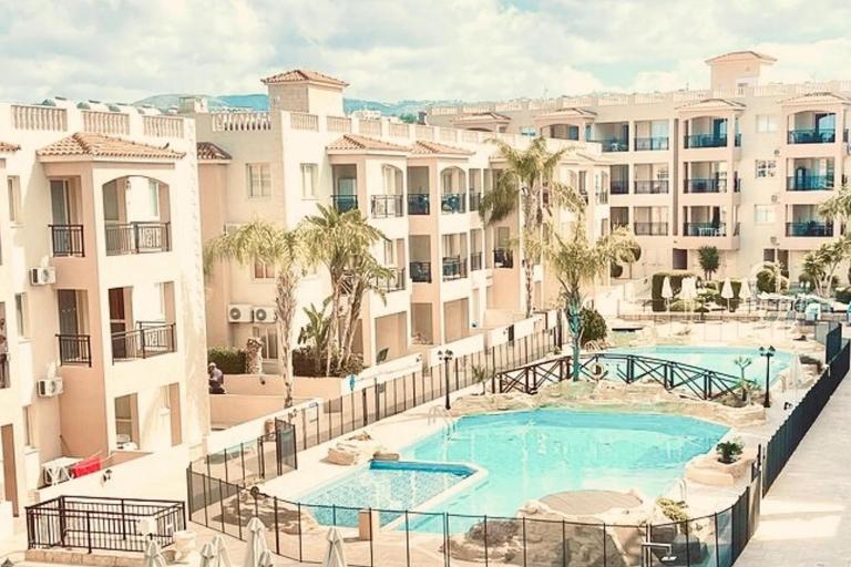 Holiday home Paphos - near amenities - poolside - B&B Pafo